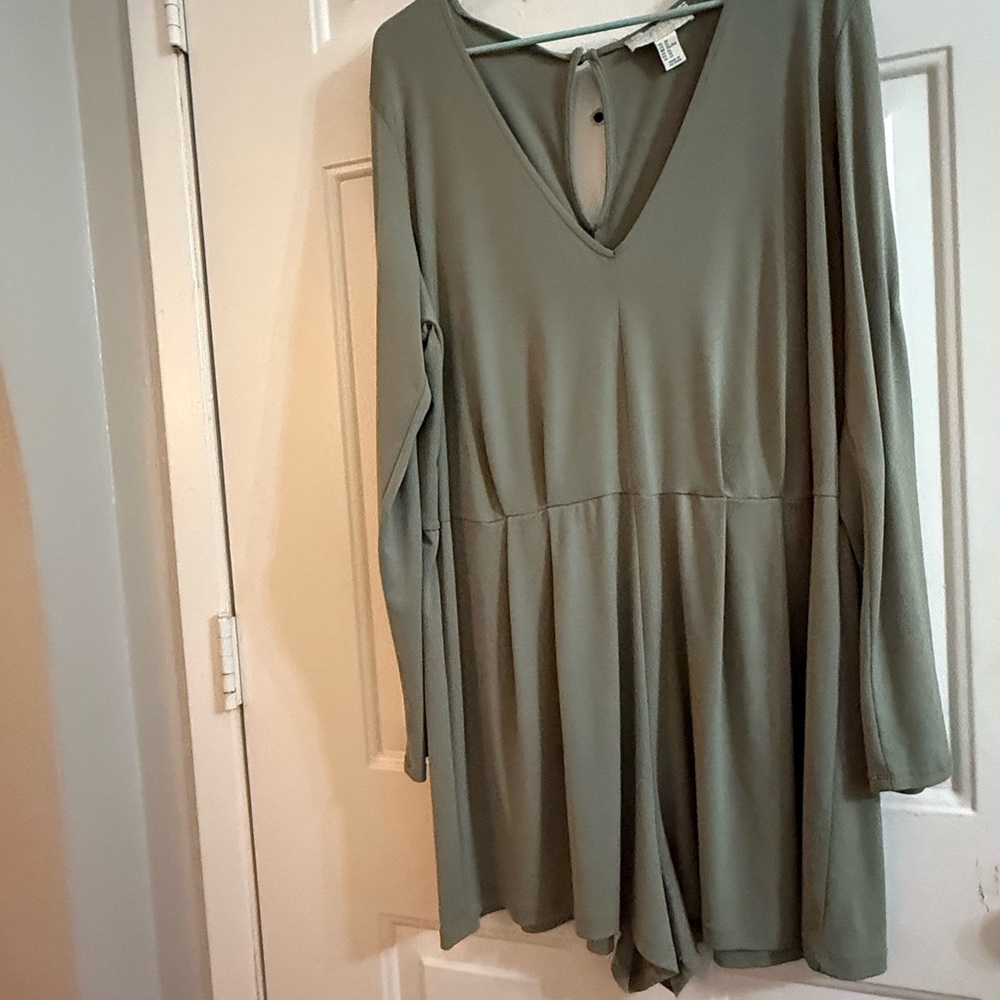 Forever 21 Plus Green Long Sleeve Romper - Picture 2 of 10